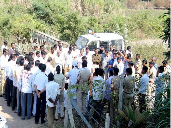 Stop the water released from the left canal of Jaikwadi; Movement of Swabhimani Shetkari Sanghatana | जायकवाडीच्या डाव्या कालव्यातून सोडलेले पाणी थांबवा; स्वाभिमानी शेतकरी संघटनेचे आंदोलन  