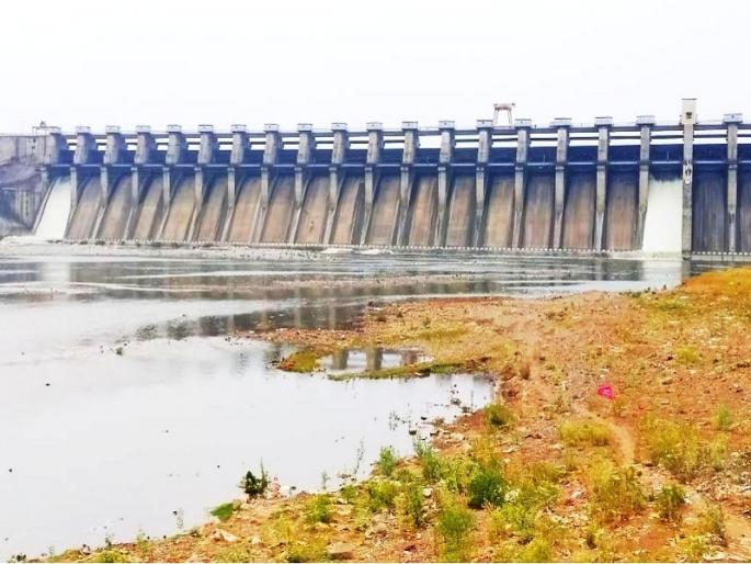 Consolation to farmers! Water was released from Jayakwadi dam to Chanakwadi dam in Godavari basin | शेतकऱ्यांना दिलासा ! जायकवाडी धरणातून चणकवाडी बंधाऱ्यासाठी गोदावरी पात्रात पाणी सोडले Consolation to farmers! Water was released from Jayakwadi dam to Chanakwadi dam in Godavari basin | शेतकऱ्यांना दिलासा ! जायकवाडी धरणातून चणकवाडी बंधाऱ्यासाठी गोदावरी पात्रात पाणी सोडले