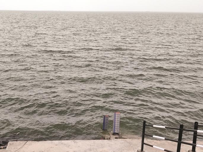 Water inflow into Jayakwadi dam slows down; stock at 75 percent | जायकवाडी धरणातील पाणीसाठा ७५ टक्क्यांवर; सिंचनाच्या पाण्याची चिंता मिटली Water inflow into Jayakwadi dam slows down; stock at 75 percent | जायकवाडी धरणातील पाणीसाठा ७५ टक्क्यांवर; सिंचनाच्या पाण्याची चिंता मिटली