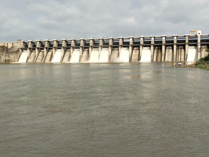 8 gates of Jayakwadi dam opened; 5781 cusec water released in Godawari river | जायकवाडी धरणाची ८ दरवाजे उघडले; गोदावरी पात्रात ५७८१ क्युसेकने विसर्ग 8 gates of Jayakwadi dam opened; 5781 cusec water released in Godawari river | जायकवाडी धरणाची ८ दरवाजे उघडले; गोदावरी पात्रात ५७८१ क्युसेकने विसर्ग