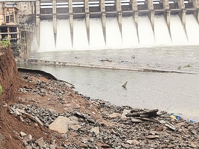 Pitching worth Rs 60 lakh near Jayakwadi dam washed away; Demand for inquiry into shoddy work! | जायकवाडी धरणाजवळील ६० लाखांची पिचिंग वाहून गेली; निकृष्ट कामाच्या चौकशीची मागणी! Pitching worth Rs 60 lakh near Jayakwadi dam washed away; Demand for inquiry into shoddy work! | जायकवाडी धरणाजवळील ६० लाखांची पिचिंग वाहून गेली; निकृष्ट कामाच्या चौकशीची मागणी!