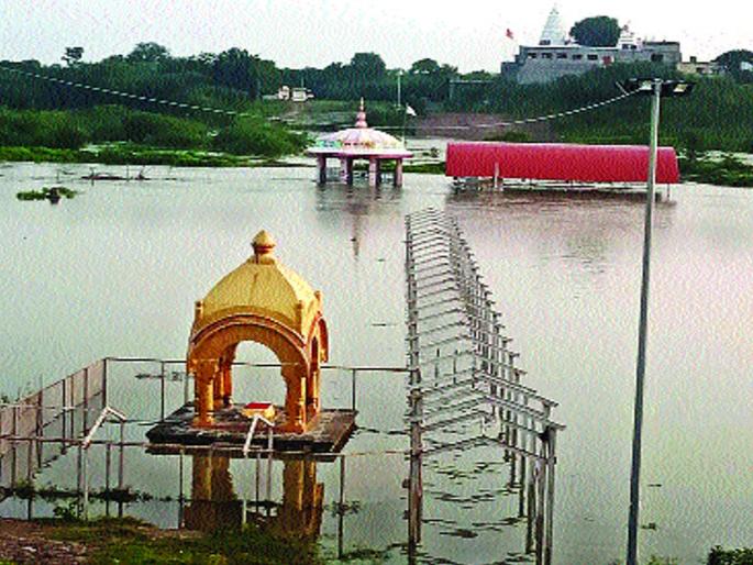 Due to the water of Jaikwadi, Shani Maharaj of Rakshabhavan is in the water | जायकवाडीच्या पाण्यामुळे राक्षसभुवनचे शनी महाराज पाण्यात Due to the water of Jaikwadi, Shani Maharaj of Rakshabhavan is in the water | जायकवाडीच्या पाण्यामुळे राक्षसभुवनचे शनी महाराज पाण्यात