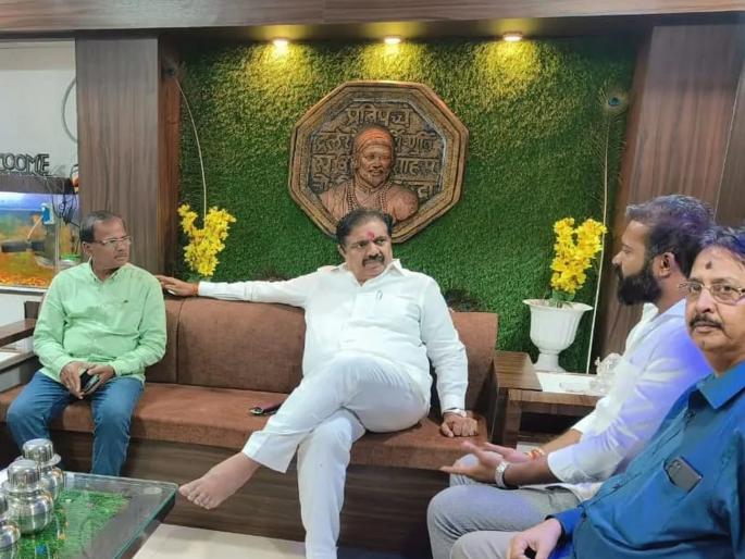 Father in BJP, ex-minister's Laxman Dhobale son Abhijeet Dhobale meets ncp Jayant Patil; That seat will go to Ajit Pawar | वडील भाजपमध्ये, माजी मंत्र्याचा मुलगा जयंत पाटलांच्या भेटीला; ती जागा अजित पवारांना सुटणार Father in BJP, ex-minister's Laxman Dhobale son Abhijeet Dhobale meets ncp Jayant Patil; That seat will go to Ajit Pawar | वडील भाजपमध्ये, माजी मंत्र्याचा मुलगा जयंत पाटलांच्या भेटीला; ती जागा अजित पवारांना सुटणार