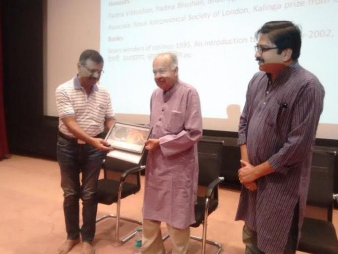 Darwin's theory can be said incomplete, but can not be mistaken - Jayant Narlikar | डार्विनचा सिद्धांत अपूर्ण म्हणू शकतो, पण चुकीचा मानता येणार नाही - जयंत नारळीकर Darwin's theory can be said incomplete, but can not be mistaken - Jayant Narlikar | डार्विनचा सिद्धांत अपूर्ण म्हणू शकतो, पण चुकीचा मानता येणार नाही - जयंत नारळीकर