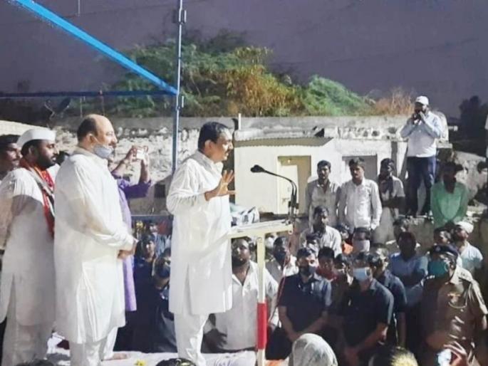 sadabhau khot criticise jayant patil on election campaign | तुम्ही पावसात भिजण्यापेक्षा शेतकऱ्यांची जमीन भिजवावी; जयंत पाटलांना सदाभाऊंचा टोला sadabhau khot criticise jayant patil on election campaign | तुम्ही पावसात भिजण्यापेक्षा शेतकऱ्यांची जमीन भिजवावी; जयंत पाटलांना सदाभाऊंचा टोला