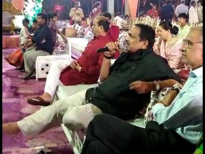 Jayant Patil singing at his nephew's wedding | जयंत पाटील यांची पुतण्याच्या लग्नात गायकी Jayant Patil singing at his nephew's wedding | जयंत पाटील यांची पुतण्याच्या लग्नात गायकी