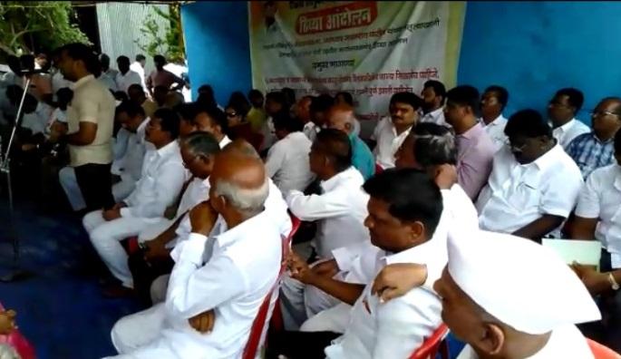 The sign of Jayant Patil in front of the province, Tehsildars | प्रांत,तहसीलदारांच्या समोर जयंत पाटील यांचा इशारा The sign of Jayant Patil in front of the province, Tehsildars | प्रांत,तहसीलदारांच्या समोर जयंत पाटील यांचा इशारा