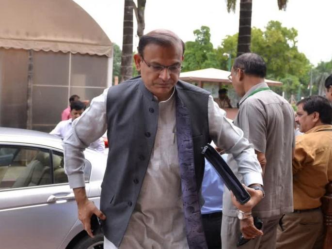 So upset with BJP that Jayant Sinha didn't even vote; The campaign is far away... the party took notice | भाजपवर एवढे नाराज की, खासदाराने मतदानही केले नाही; प्रचार तर दूरच... पक्षाने नोटीस धाडली So upset with BJP that Jayant Sinha didn't even vote; The campaign is far away... the party took notice | भाजपवर एवढे नाराज की, खासदाराने मतदानही केले नाही; प्रचार तर दूरच... पक्षाने नोटीस धाडली