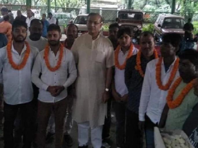 11 accused in hospitality felicitated by Union ministers | हत्येतील ११ आरोपींचा केंद्रीय मंत्र्यांच्या हस्ते झाला सत्कार  11 accused in hospitality felicitated by Union ministers | हत्येतील ११ आरोपींचा केंद्रीय मंत्र्यांच्या हस्ते झाला सत्कार