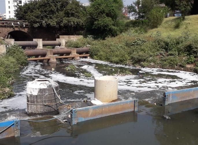 Polluted water directly from the jubilee drain into the Panchanganga: three purification pumps closed | जयंती नाल्यातून प्रदूषित पाणी थेट पंचगंगेत : शुद्धीकरणाचे तीन पंप बंद Polluted water directly from the jubilee drain into the Panchanganga: three purification pumps closed | जयंती नाल्यातून प्रदूषित पाणी थेट पंचगंगेत : शुद्धीकरणाचे तीन पंप बंद