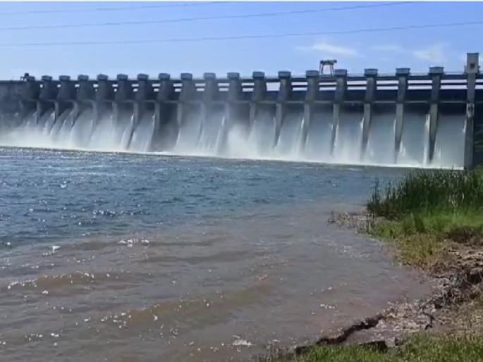 Jayakwadi Dam opens its doors for the fourth year in a row; Dissolution takes place through 18 doors | जायकवाडी धरणाचे सलग चौथ्या वर्षी दरवाजे उघडले; १८ दरवाज्यातून होतोय विसर्ग Jayakwadi Dam opens its doors for the fourth year in a row; Dissolution takes place through 18 doors | जायकवाडी धरणाचे सलग चौथ्या वर्षी दरवाजे उघडले; १८ दरवाज्यातून होतोय विसर्ग