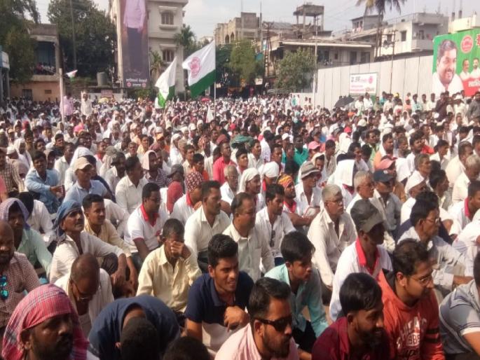 Kolhapur: Swabhimani sugarcane conference blossomed with crowd, early start of the conference due to rain | कोल्हापूर: स्वाभिमानीची ऊस परिषद गर्दीने फुलली, पावसामुळे परिषदेला लवकर सुरवात