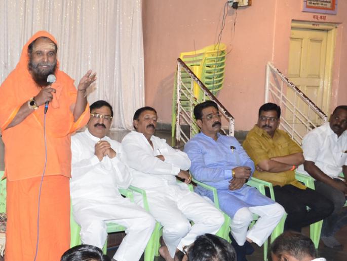 Solapur Politice; The devotees insist, 'You have landed in the elections', Maharaj said, 'thinking and taking decisions' | Solapur Politics; भक्तांचा आग्रह, ‘तुम्ही निवडणुकीत उतरा’,महाराज म्हणाले, ‘विचार करून निर्णय घेतो’ Solapur Politice; The devotees insist, 'You have landed in the elections', Maharaj said, 'thinking and taking decisions' | Solapur Politics; भक्तांचा आग्रह, ‘तुम्ही निवडणुकीत उतरा’,महाराज म्हणाले, ‘विचार करून निर्णय घेतो’