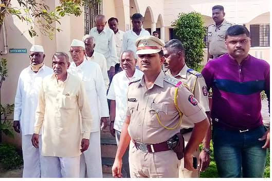 'Adarsh' president, eight people arrested in fake encounter case | ‘आदर्श’च्या अध्यक्षासह आठजणांना अटक-कोेथळीतील फसवणूक प्रकरण