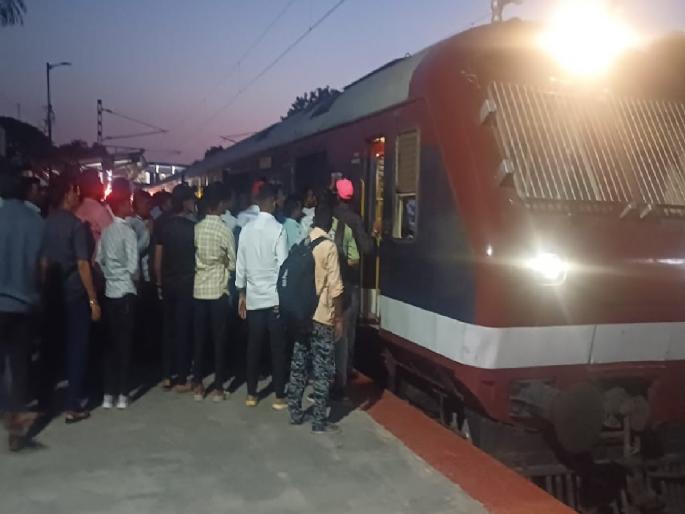 Angry passengers blocked the train at Jaysingpur railway station due to the missed Londa train | Kolhapur: ..अन् जयसिंगपूर रेल्वेस्थानकावर संतप्त प्रवाशांनी रेल्वे रोखली Angry passengers blocked the train at Jaysingpur railway station due to the missed Londa train | Kolhapur: ..अन् जयसिंगपूर रेल्वेस्थानकावर संतप्त प्रवाशांनी रेल्वे रोखली