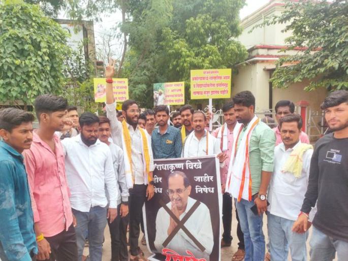 Dhangar community should be given reservation in 'ST'; Demonstrations of Dhangar Samaj brothers in front of the Collector's office | धनगर समाजाला ‘एसटी’मध्ये आरक्षण द्यावे; धनगर समाज बांधवांचे जिल्हाधिकारी कार्यालयासमोर निदर्शने Dhangar community should be given reservation in 'ST'; Demonstrations of Dhangar Samaj brothers in front of the Collector's office | धनगर समाजाला ‘एसटी’मध्ये आरक्षण द्यावे; धनगर समाज बांधवांचे जिल्हाधिकारी कार्यालयासमोर निदर्शने