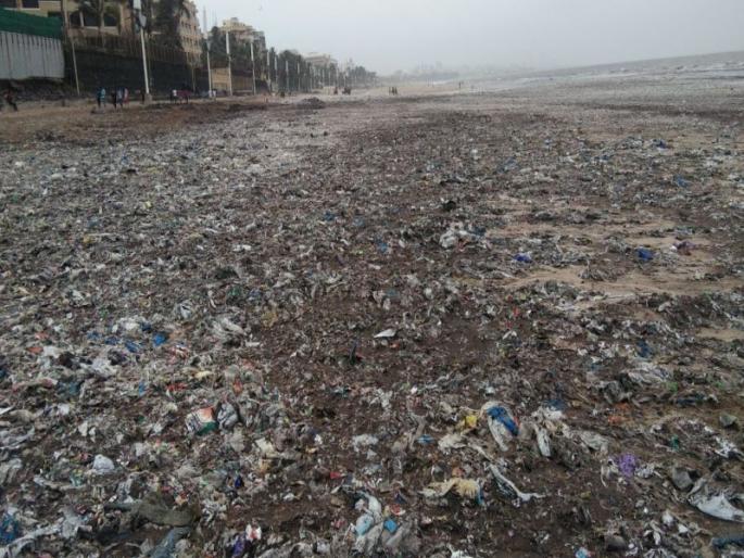 Juhu beach turns garbage dump after Arabian Sea vomits trash | जुहू सिल्व्हर बीचवर कचऱ्याचं साम्राज्य Juhu beach turns garbage dump after Arabian Sea vomits trash | जुहू सिल्व्हर बीचवर कचऱ्याचं साम्राज्य