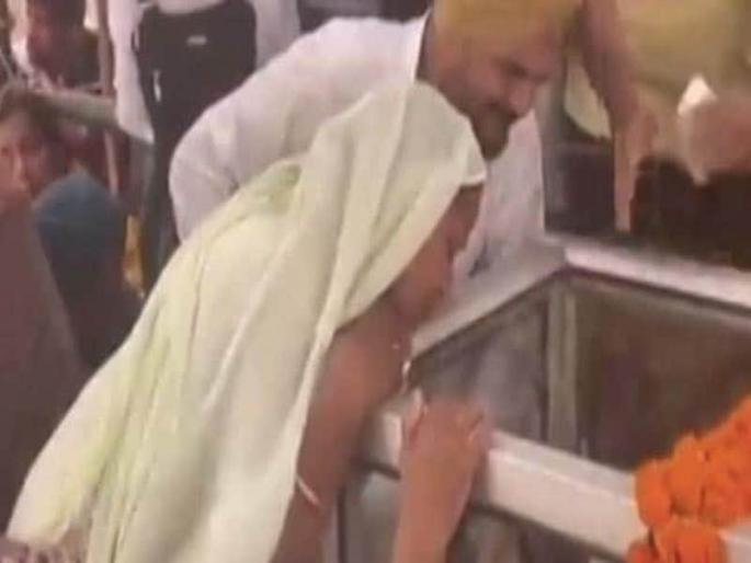 Will Your Coffers Be Filled Now Sidhu Moose Wala s Mother Asks bhagwant mann aap government punjab | Sidhu Moose Wala : “आता तुमची तिजोरी भरली का?,” मुसेवाला यांच्या आईचा ‘आप’ सरकारवर संताप