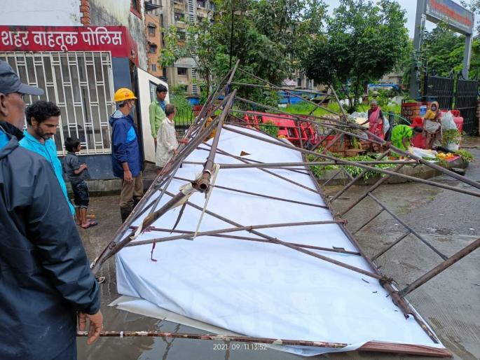 An iron hoarding stand collapsed in Thane | ठाण्यात लोखंडी होर्डिंग स्टँड कोसळला An iron hoarding stand collapsed in Thane | ठाण्यात लोखंडी होर्डिंग स्टँड कोसळला