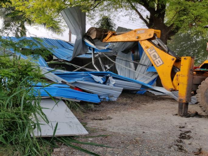 Destroy with the help of 'Three Star' Gambling spot JCB at Uruli Kanchan; Dr. Abhinav Deshmukh's action | उरुळी कांचन येथील 'थ्री स्टार' मटका अड्डा जेसीबीच्या सहाय्याने जमीनदोस्त Destroy with the help of 'Three Star' Gambling spot JCB at Uruli Kanchan; Dr. Abhinav Deshmukh's action | उरुळी कांचन येथील 'थ्री स्टार' मटका अड्डा जेसीबीच्या सहाय्याने जमीनदोस्त