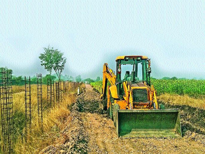 Farming donations to farmers from the farm | शेतकऱ्यांकडून रस्त्यासाठी शेतजमिनीचे दान  Farming donations to farmers from the farm | शेतकऱ्यांकडून रस्त्यासाठी शेतजमिनीचे दान