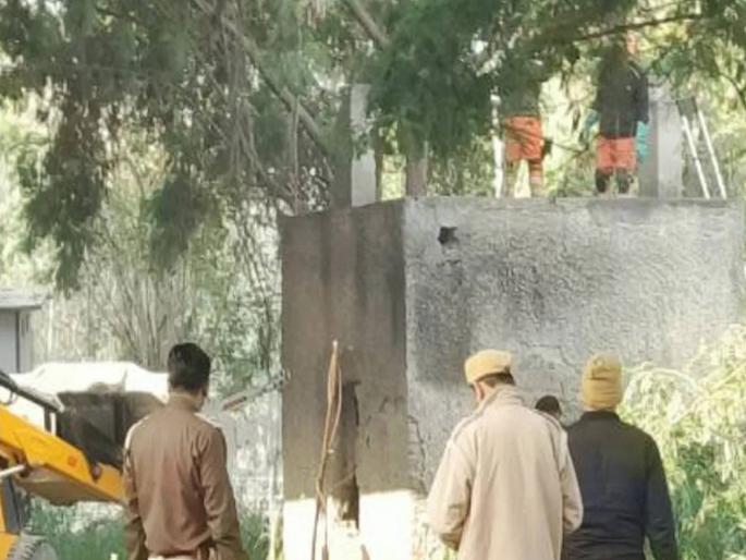 delhi news Came to steal and fell into the borewell, rescue operation underway | धक्कादायक! चोरी करायला आला अन् बोअरवेलमध्येच पडला, बचावकार्य सुरू delhi news Came to steal and fell into the borewell, rescue operation underway | धक्कादायक! चोरी करायला आला अन् बोअरवेलमध्येच पडला, बचावकार्य सुरू