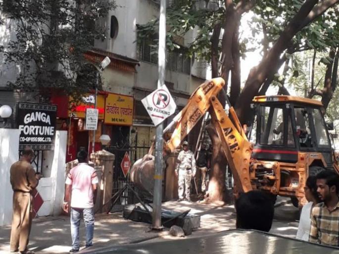 Action on encroachment on hotels shops in Koregaon Park area | कोरेगाव पार्क परिसरातील हॉटेल, दुकानावरील अतिक्रणावर कारवाई Action on encroachment on hotels shops in Koregaon Park area | कोरेगाव पार्क परिसरातील हॉटेल, दुकानावरील अतिक्रणावर कारवाई
