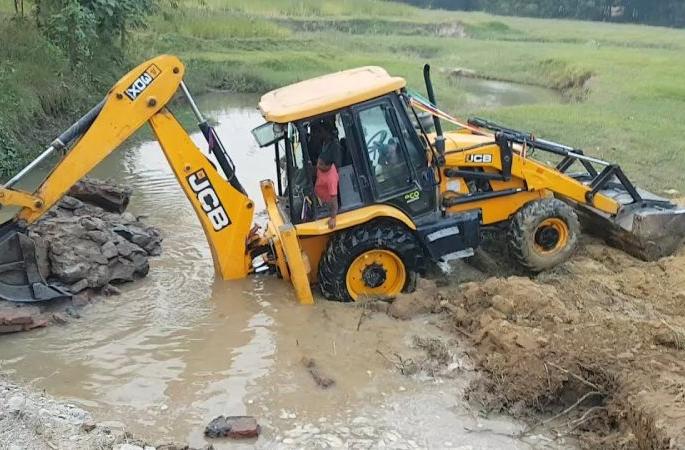Farmers will get free JCB for water conservation works | जलसंधारणासाठी शेतकऱ्यांना मिळणार मोफत जेसीबी Farmers will get free JCB for water conservation works | जलसंधारणासाठी शेतकऱ्यांना मिळणार मोफत जेसीबी