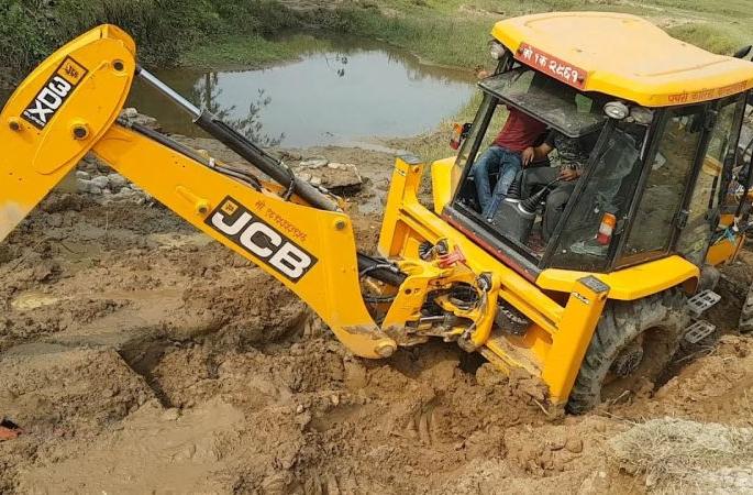 Free JCB to get water conservation work! | जलसंधारणाच्या कामासाठी मिळणार मोफत जेसीबी!