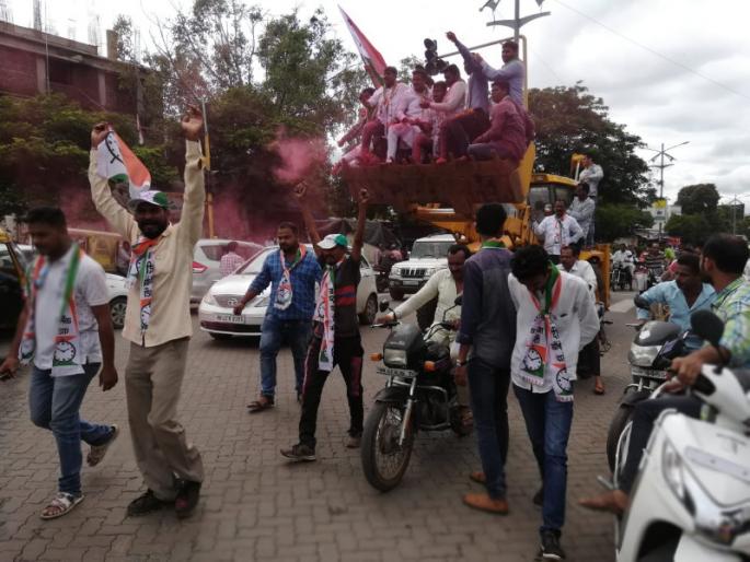 Pune Election Result 2019 : 'Ajit Pawar' won against gopichand padalkar in baramati ; celebration by overthrowing Gulal | पुणे निवडणूक निकाल २०१९ : जेसीबी ने गुलाल उधळुन '' अजितदादां ''चा विजयोत्सव, बारामतीत कार्यकर्त्यांचा जल्लोष Pune Election Result 2019 : 'Ajit Pawar' won against gopichand padalkar in baramati ; celebration by overthrowing Gulal | पुणे निवडणूक निकाल २०१९ : जेसीबी ने गुलाल उधळुन '' अजितदादां ''चा विजयोत्सव, बारामतीत कार्यकर्त्यांचा जल्लोष