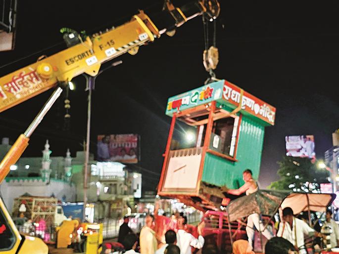 Encroachments on Jalna Road are being taken away on their own | जालना रोडवर ६० मीटरमधील अतिक्रमणधारकाकडून स्वत:हून सामान काढून घेणे सुरू Encroachments on Jalna Road are being taken away on their own | जालना रोडवर ६० मीटरमधील अतिक्रमणधारकाकडून स्वत:हून सामान काढून घेणे सुरू