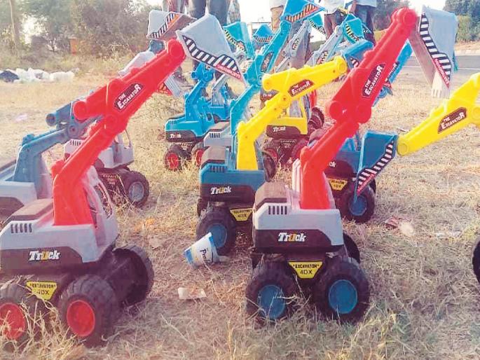 As many as 1,000 JCBs have arrived in Chhatrapati Sambhajinagar, but they are toys, causing curiosity among citizens | छत्रपती संभाजीनगरात तब्बल १ हजार जेसीबी दाखल, पण खेळण्यातील; नागरिकांमध्ये कुतूहल As many as 1,000 JCBs have arrived in Chhatrapati Sambhajinagar, but they are toys, causing curiosity among citizens | छत्रपती संभाजीनगरात तब्बल १ हजार जेसीबी दाखल, पण खेळण्यातील; नागरिकांमध्ये कुतूहल