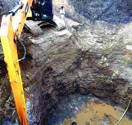 In just 75 hours, 45 ftwell out of physiological distress: Combined with labor, the combination of mechanization | अवघ्या ७५ तासांत ४५ फूट विहीर शारीरिक त्रासापासून सुटका : कष्टाला यांत्रिकीकरणाची जोड In just 75 hours, 45 ftwell out of physiological distress: Combined with labor, the combination of mechanization | अवघ्या ७५ तासांत ४५ फूट विहीर शारीरिक त्रासापासून सुटका : कष्टाला यांत्रिकीकरणाची जोड