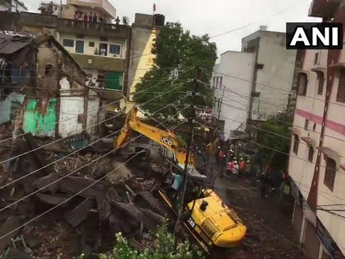 After all, JCB moved on the building of madhya pradesh, BJP MLA's slap by the municipality | अखेर त्या इमारतीवर JCB फिरला, भाजपा आमदाराला महापालिकेची चपराक  