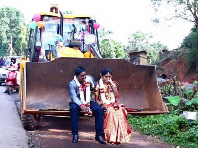karnataka newly married couple used a jcb to go to home | आलिया गावात अजब वरात, पोरीला न्यायला JCB दारात karnataka newly married couple used a jcb to go to home | आलिया गावात अजब वरात, पोरीला न्यायला JCB दारात