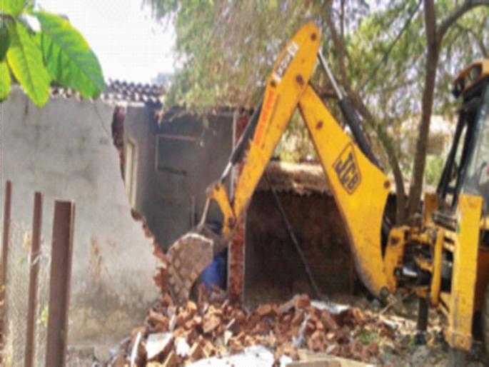 Deleted road construction | रस्त्यातील घराचे बांधकाम हटवले