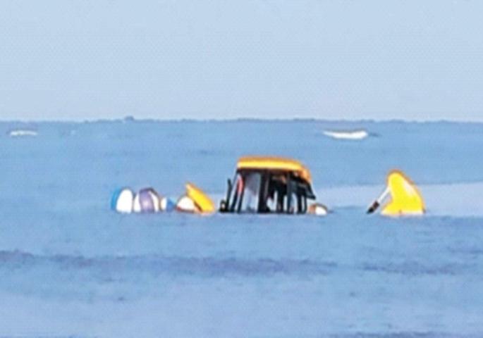 JCB sinks while removing the stranded boat! | अडकलेल्या बोटीला काढताना जेसीबी बुडाला !