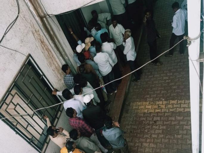 Rs 600 for brass sand in line test for 5 days; muc more crowd in Shrirampur | ६०० रुपये ब्रास वाळूसाठी ५ दिवसांपासून रांगेत कसोटी; श्रीरामपुरात तोबा गर्दी Rs 600 for brass sand in line test for 5 days; muc more crowd in Shrirampur | ६०० रुपये ब्रास वाळूसाठी ५ दिवसांपासून रांगेत कसोटी; श्रीरामपुरात तोबा गर्दी