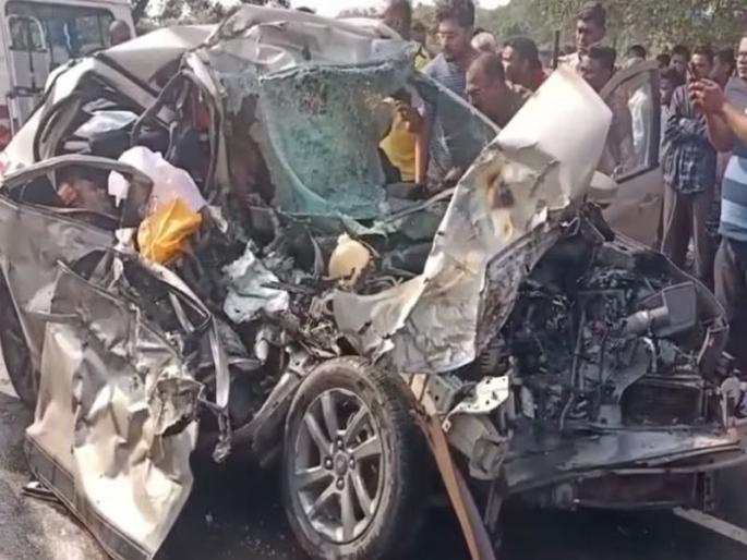 A car returning from a wedding was hit by a truck; 5 people including bride and groom died on the spot | लग्नावरून परतणाऱ्या कारला ट्रकने दिली धडक; वधू-वरांसह ५ जणांचा जागीच मृत्यू A car returning from a wedding was hit by a truck; 5 people including bride and groom died on the spot | लग्नावरून परतणाऱ्या कारला ट्रकने दिली धडक; वधू-वरांसह ५ जणांचा जागीच मृत्यू