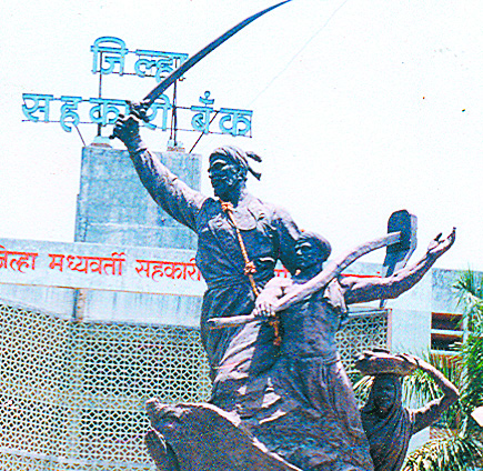 Jalgaon Zilla Bank disburses Rs 2 crore loan to President's factory, ignoring allegations | आरोपांकडे दुर्लक्ष करीत जळगाव जिल्हा बँकेकडून अध्यक्षांच्या कारखान्याला ५५ कोटींचे कर्ज Jalgaon Zilla Bank disburses Rs 2 crore loan to President's factory, ignoring allegations | आरोपांकडे दुर्लक्ष करीत जळगाव जिल्हा बँकेकडून अध्यक्षांच्या कारखान्याला ५५ कोटींचे कर्ज