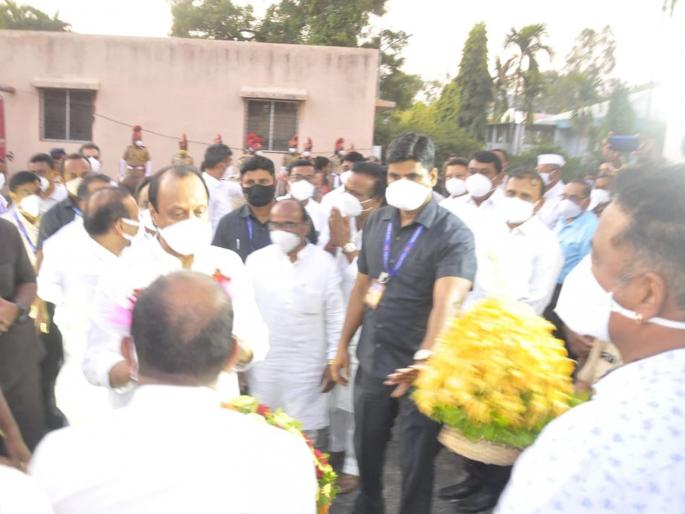 Ajit Pawar Accept bouquet in satara from NCP worker; refused in Pune last week due to corona | Ajit Pawar: अजित पवारांनी पुण्यात पुष्पगुच्छ नाकारला, साताऱ्यात स्वीकारला; पण... कार्य़कर्त्याला सुनावले Ajit Pawar Accept bouquet in satara from NCP worker; refused in Pune last week due to corona | Ajit Pawar: अजित पवारांनी पुण्यात पुष्पगुच्छ नाकारला, साताऱ्यात स्वीकारला; पण... कार्य़कर्त्याला सुनावले