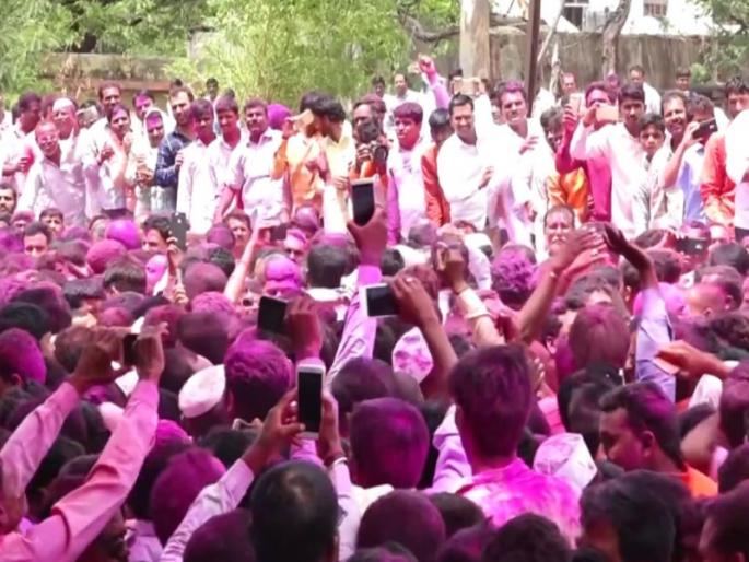 Ban on winning processions after counting of votes; Wake up the commission after the court strike | मतमोजणीनंतर विजयी मिरवणुकांवर बंदी; कोर्टाच्या फटकाऱ्यानंतर आयोगाला जाग Ban on winning processions after counting of votes; Wake up the commission after the court strike | मतमोजणीनंतर विजयी मिरवणुकांवर बंदी; कोर्टाच्या फटकाऱ्यानंतर आयोगाला जाग