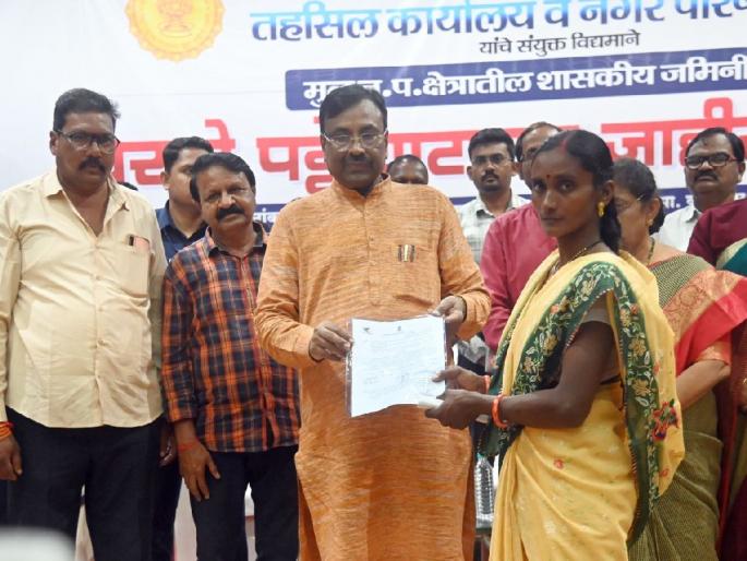 As soon as the guardian minister Sudhir Mungantiwar gave the house lease, happiness was visible on 'his' face | पालकमंत्र्यांनी घरपट्टे देताच 'त्यांच्या' चेहऱ्यावर झळकला आनंद As soon as the guardian minister Sudhir Mungantiwar gave the house lease, happiness was visible on 'his' face | पालकमंत्र्यांनी घरपट्टे देताच 'त्यांच्या' चेहऱ्यावर झळकला आनंद