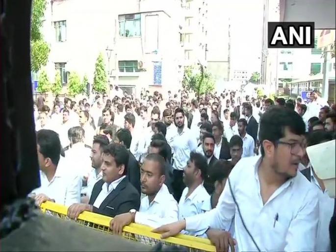 Lawyer protests in Delhi One attempted suicide | दिल्लीत वकिलांचे रस्त्यावर उतरुन आंदोलन; एकाचा आत्महत्येचा प्रयत्न Lawyer protests in Delhi One attempted suicide | दिल्लीत वकिलांचे रस्त्यावर उतरुन आंदोलन; एकाचा आत्महत्येचा प्रयत्न