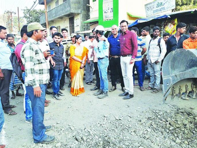 Mayor inspects Karivali road; On the way down with officers | महापौरांनी केली कारिवली रस्त्याची पाहणी; अधिकाऱ्यांसह उतरल्या रस्त्यावर Mayor inspects Karivali road; On the way down with officers | महापौरांनी केली कारिवली रस्त्याची पाहणी; अधिकाऱ्यांसह उतरल्या रस्त्यावर