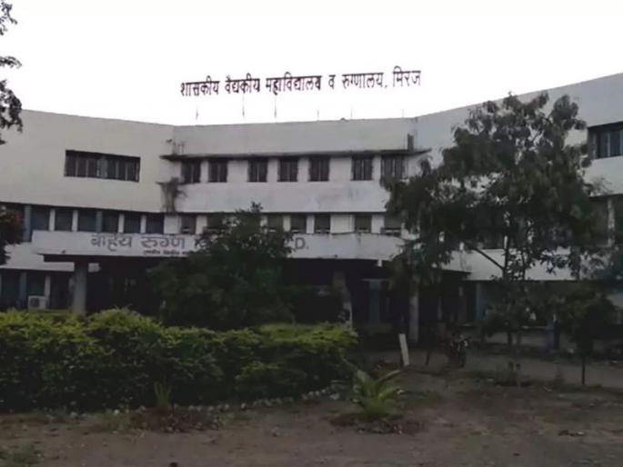 X-ray of the patient on the machine and photo on the mobile phone; incident of Government Hospitals Sangli | रुग्णाचा एक्सरे मशिनवर अन् फोटो मात्र मोबाईलवर; शासकीय रुग्णालयांतील चित्र X-ray of the patient on the machine and photo on the mobile phone; incident of Government Hospitals Sangli | रुग्णाचा एक्सरे मशिनवर अन् फोटो मात्र मोबाईलवर; शासकीय रुग्णालयांतील चित्र