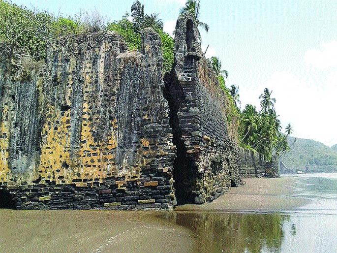 The fall of the revdanda fort | रेवदंडा किल्ल्याच्या तटबंदीची पडझड The fall of the revdanda fort | रेवदंडा किल्ल्याच्या तटबंदीची पडझड