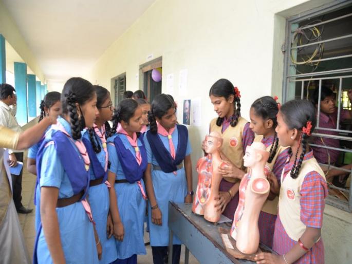 Ingenuity of students of Solapur came to the fore; Hundreds of experiments created out of student curiosity | सोलापुरातील विद्यार्थ्यांची कल्पकता आली समोर; विद्यार्थ्यांच्या जिज्ञासेतून साकारले शेकडो प्रयोग Ingenuity of students of Solapur came to the fore; Hundreds of experiments created out of student curiosity | सोलापुरातील विद्यार्थ्यांची कल्पकता आली समोर; विद्यार्थ्यांच्या जिज्ञासेतून साकारले शेकडो प्रयोग