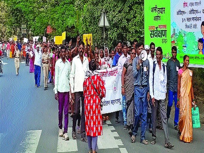 Tribal march on tahsil of khalapur; Statement to the Tahsildar | खालापुरात आदिवासींचा तहसीलवर मोर्चा; तहसीलदारांना निवेदन Tribal march on tahsil of khalapur; Statement to the Tahsildar | खालापुरात आदिवासींचा तहसीलवर मोर्चा; तहसीलदारांना निवेदन