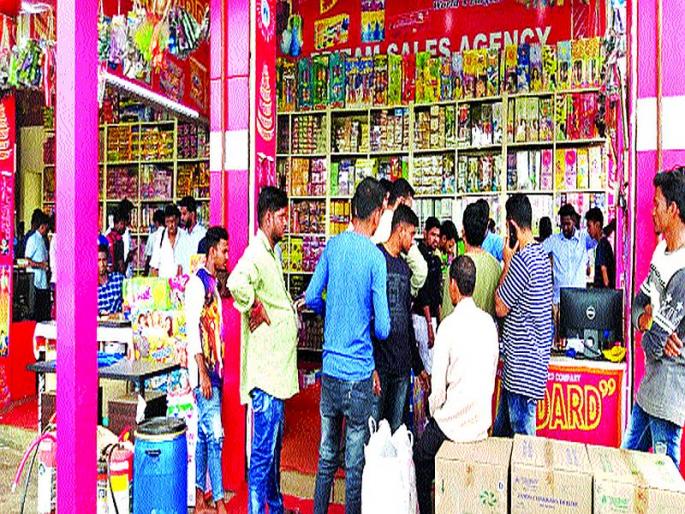 Decrease in fire cracker business by 40 percent | ४० टक्क्यांनी फटाक्यांच्या व्यवसायामध्ये झाली घट Decrease in fire cracker business by 40 percent | ४० टक्क्यांनी फटाक्यांच्या व्यवसायामध्ये झाली घट